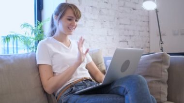 Laptop Casual kadın tarafından online görüntülü sohbet