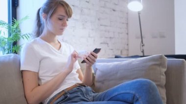 Ofiste, akıllı telefon kullanan kadın şok merak
