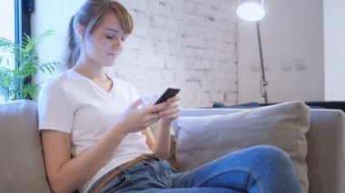 Casual kadın kullanma Smartphone yaratıcı Office