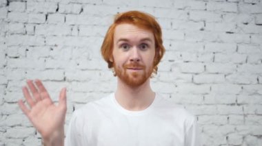 Ağır çekim sakallı adam, el, hoş geldiniz sallayarak tarafından Hello