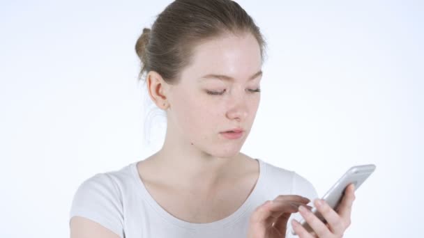 Jonge roodharige vrouw met Smartphone, SMS-bericht — Stockvideo