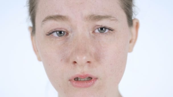 Close Up di triste giovane rossa faccia donna — Video Stock