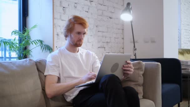 Casual Designer werken met de Laptop op zijn schoot, baard — Stockvideo
