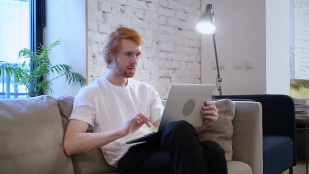 Online Video Chat op Laptop door toevallige Designer in Office — Stockvideo