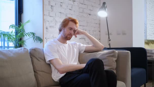 Casual-mannen som sover medan du sitter på soffan — Stockvideo