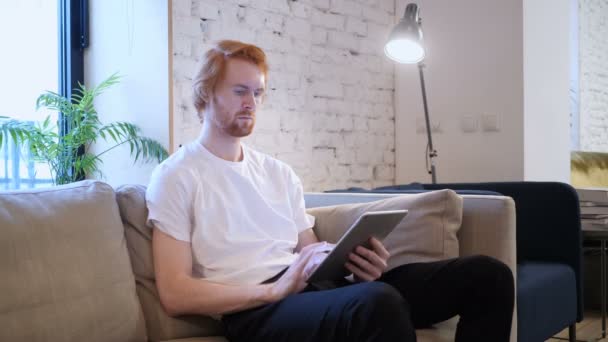 Unavený příležitostné člověka pomocí Tablet s bolestí hlavy, bolest — Stock video