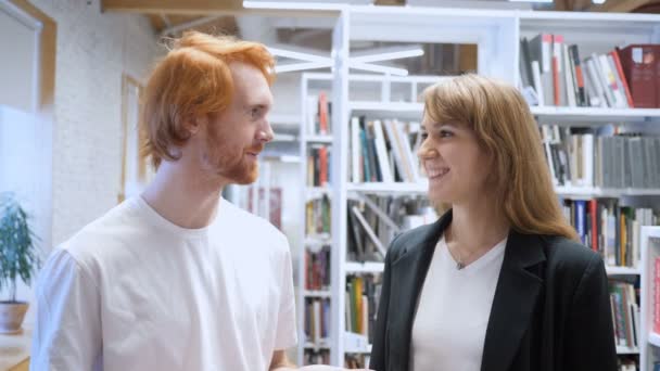 Junges Kreativ-Team spricht im Büro über Arbeit — Stockvideo