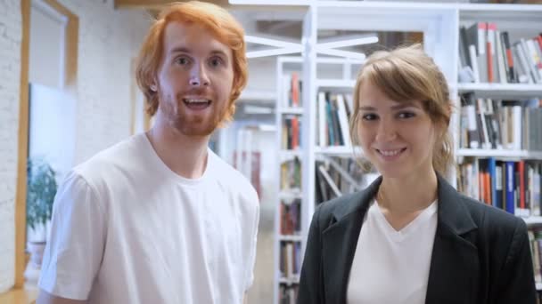 Jovem casal, homem e mulher acenando mão, bem-vindo — Vídeo de Stock