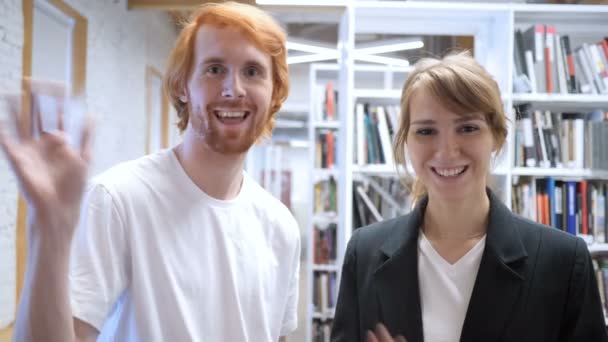 Senyum Tim melambaikan tangan ke Pelanggan, Selamat datang — Stok Video