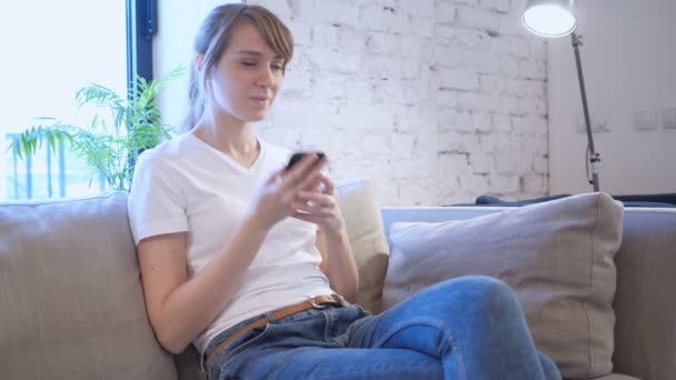 Frau telefoniert während der Arbeit am Laptop — Stockvideo