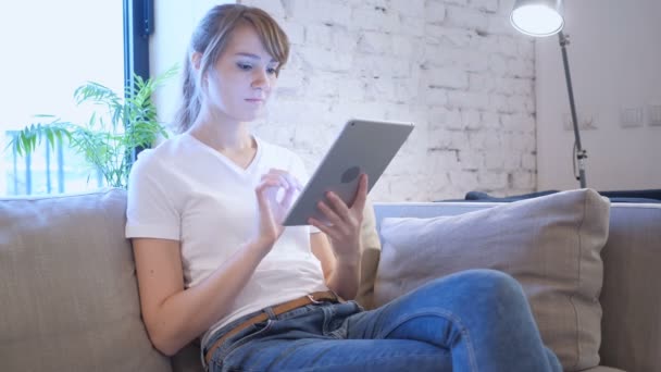 在平板电脑上浏览互联网的妇女, 坐在沙发上 — 图库视频影像