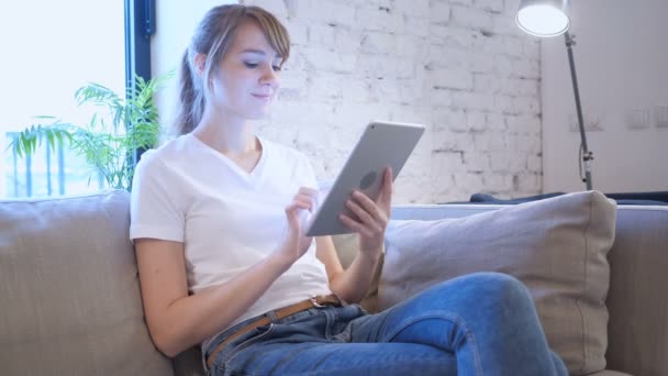 Reactie op succes door vrouw met behulp van de Tablet in slaapkamer — Stockvideo