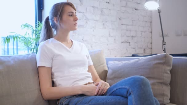 Lässige Frau sitzt auf Couch im Büro — Stockvideo
