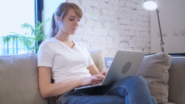 Casual vrouw die werkt met Laptop in zijn schoot — Stockvideo