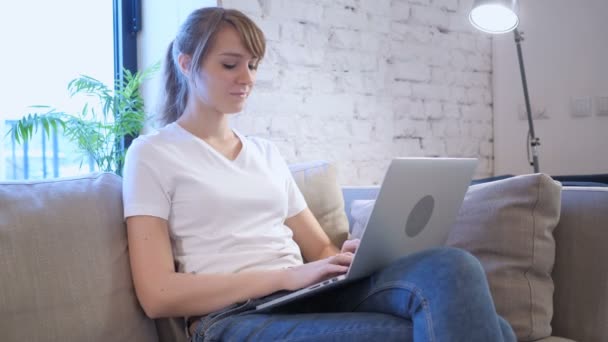 Frau freut sich auf Erfolg und arbeitet am Laptop — Stockvideo