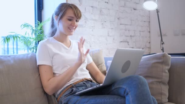 Chat de vídeo on-line no laptop por mulher casual — Vídeo de Stock