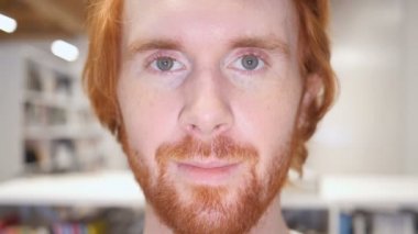 Yavaş hareket ile kırmızı saçlar, gülümseyen adam yüzünü kapat