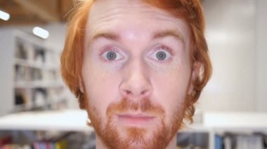 Yavaş hareket ciddi adam göz, göz kırpıyor yakın çekim