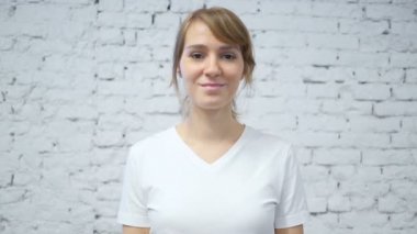 Gülümseyen genç kadını, Loft arka plan tatmin