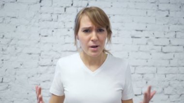 Ağır çekim, kızgın kadın dövüş, beyaz arka plan