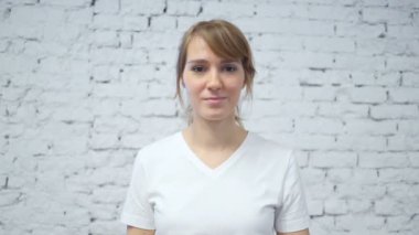 Şok, merak kadın, duvar arka plan ağır çekim