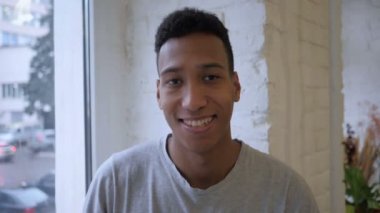 Yavaş hareket sallayarak el, hoş geldiniz Afrika adam tarafından Hello