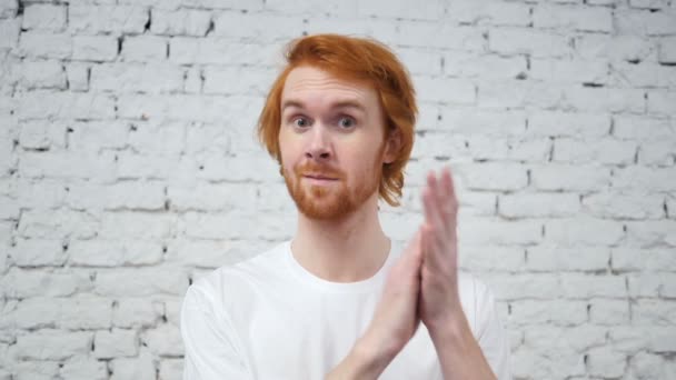 Lambat Motion of Applauding, Young Redhead Man Clap — Stok Video