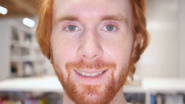 Zeitlupe eines lächelnden Bartmannes, Gesicht aus nächster Nähe — Stockvideo