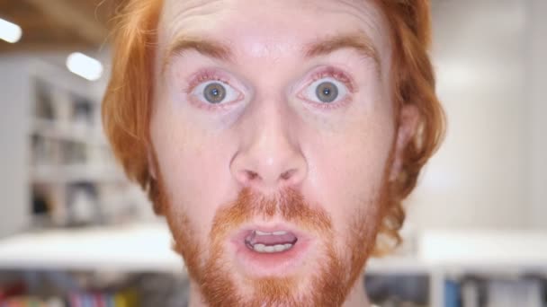 Movimiento lento del hombre sorprendido con los cabellos rojos, preguntándose de cerca — Vídeo de stock