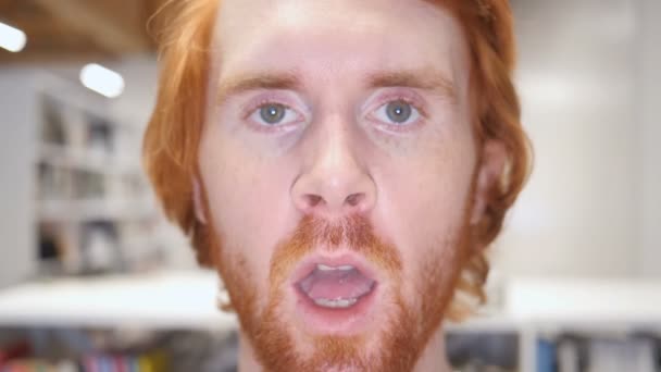 Медленное движение беспечного рыжеволосого человека с движущимися губами — стоковое видео