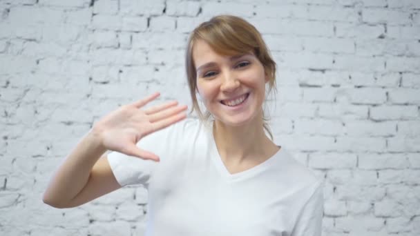 Slow Motion of Hello Gesture por Young Woman — Vídeo de Stock