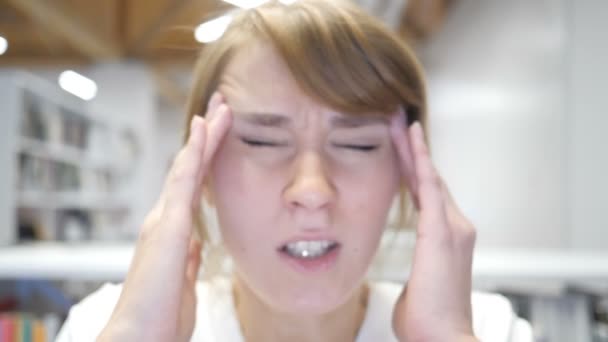Медленное Движение Headache Напряженной Усталой Женщины — стоковое видео