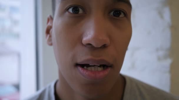 Movimiento lento del descuidado hombre afroamericano con labios en movimiento — Vídeos de Stock
