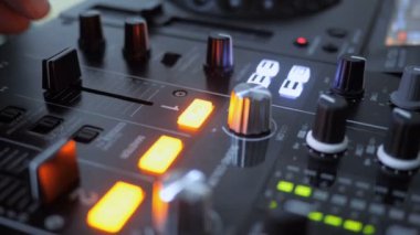 Artan ses Club, Dj müzik çalma