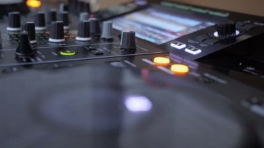Dj enstrüman oynarken müzik kadar kapatın
