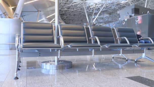 Άδειες Καρέκλες Στο Αεροδρόμιο — Αρχείο Βίντεο