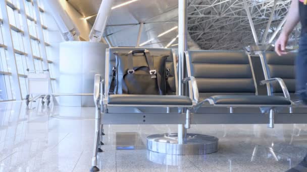 Podróżny Jego Torba Dla Lotu Czeka Krzesło Lotnisko — Wideo stockowe