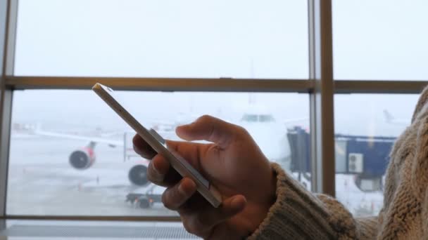 Άνθρωπος Χρησιμοποιώντας Smartphone Στο Αεροδρόμιο Κοντινό Πλάνο — Αρχείο Βίντεο
