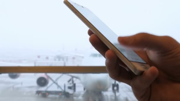 Homem Digitando Mensagem Smartphone Aeroporto Close — Vídeo de Stock