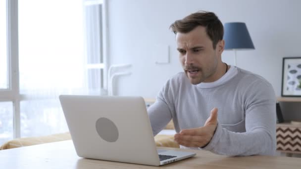 Потеря, разочарованный взрослый человек работает на ноутбуке — стоковое видео