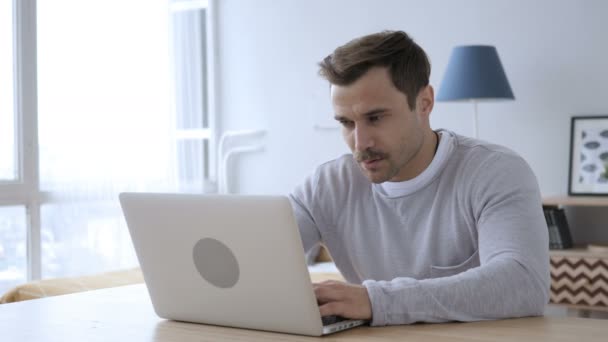 Zamyšlený dospělého jedince myslet a pracovat na notebooku — Stock video