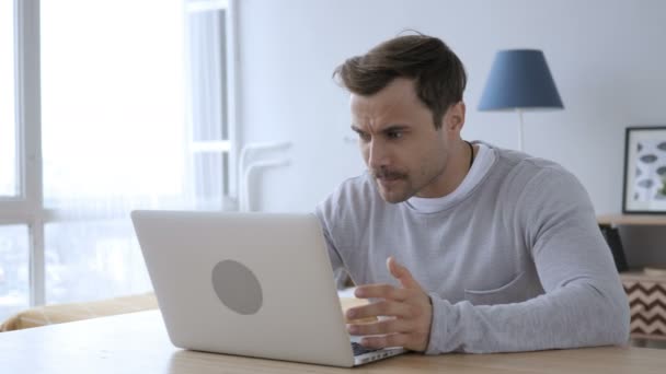 Sconvolto uomo adulto arrabbiato urlando mentre si lavora sul computer portatile — Video Stock