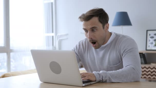 Volwassen Man aan het werk op Laptop in Shock benieuwd — Stockvideo