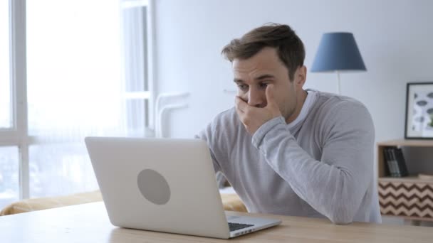 Uomo adulto scioccato che lavora sul computer portatile, stupito — Video Stock