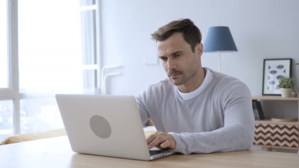 Дорослий чоловік залишає спальню після завершення роботи на ноутбуці — стокове відео