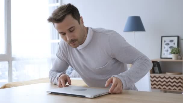 Hombre adulto creativo que viene para hacer el trabajo en el ordenador portátil en el escritorio — Vídeo de stock