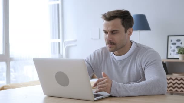 Chat de vídeo on-line no laptop no trabalho — Vídeo de Stock