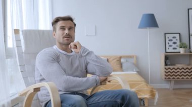 Orta düşünme rahat sandalye üzerinde oturan adam yaşlı beyin fırtınası