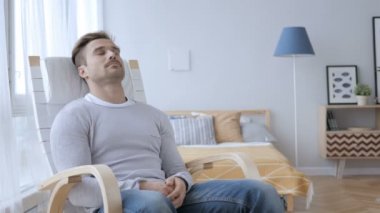 Yorgun orta uyuyan yaşlı adam rahat sandalyede rahatlatıcı