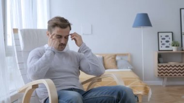 Baş ağrısı, gergin orta rahat sandalyede oturan adam yaşlı.